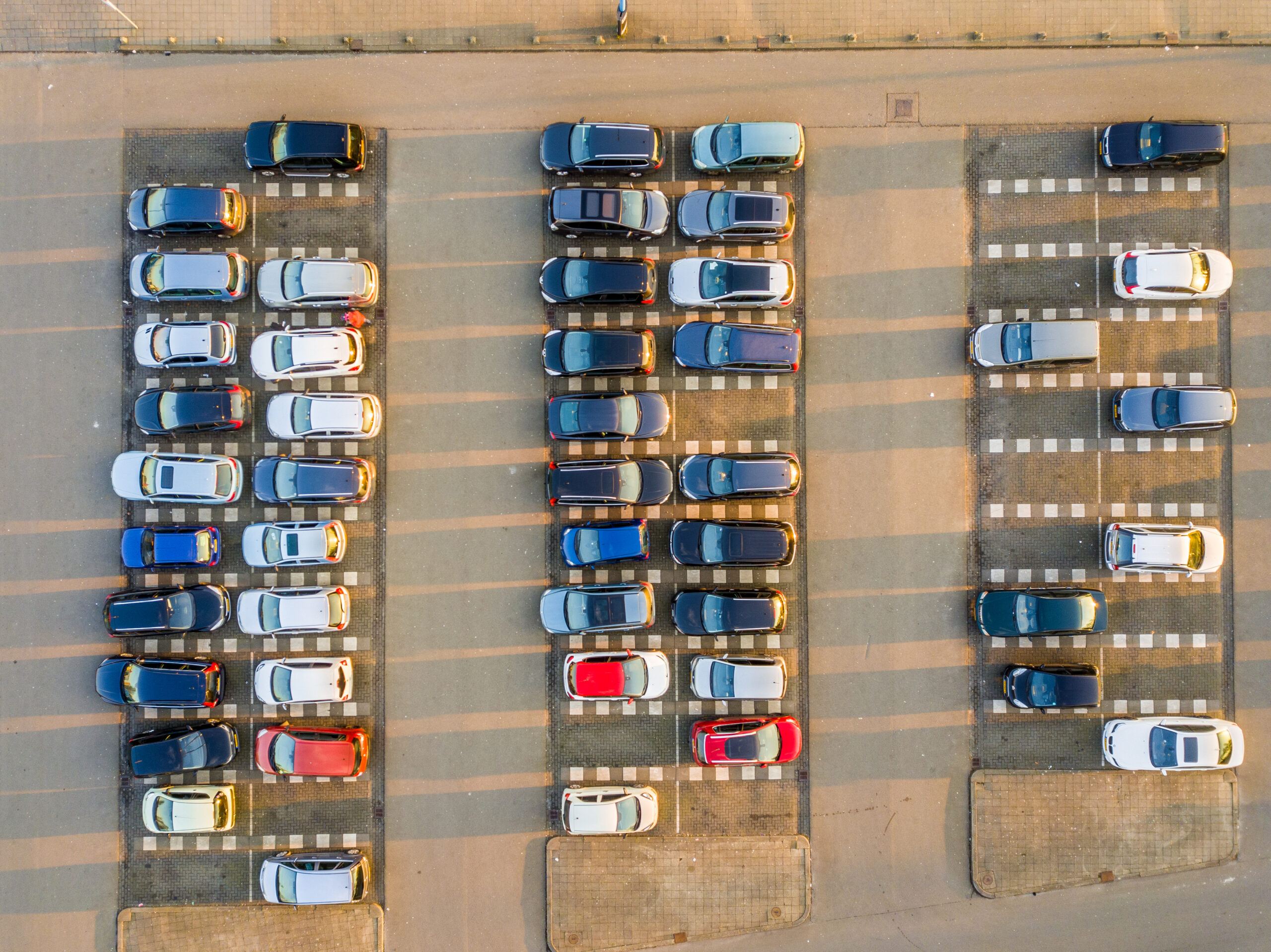 grande parcheggio vicino a un centro commerciale